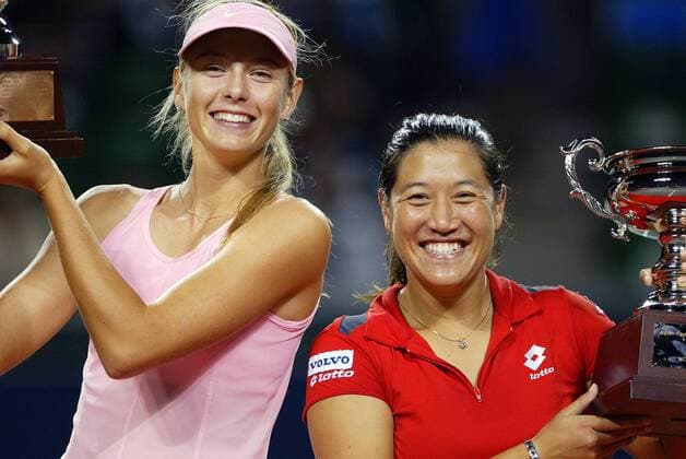 Maria Sharapova (Rußland, li.) und Tamarine Tanasugarn (Thailand) präsentieren stolz ihren Pokal für den Sieg im Doppel der AIG Open 2003 - VERÖFFENTLICHUNGSRECHTE NUR FÜR DEUTSCHE MEDIEN Tennis Damen AIG Open 2003, WTA-Tour, Finale, Endspiel, Vdig, Gruppe Tokio, Siegerehrung Freude,