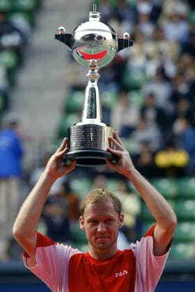 Rainer Schüttler (Deutschland) präsentiert die Trophäe der AIG Open 2003 - VERÖFFENTLICHUNGSRECHTE NUR FÜR DEUTSCHE MEDIEN, Tennis Herren AIG Open 2003, ATP-Tour, Finale, Endspiel, Vdig, Einzelbild Tokio Freude,