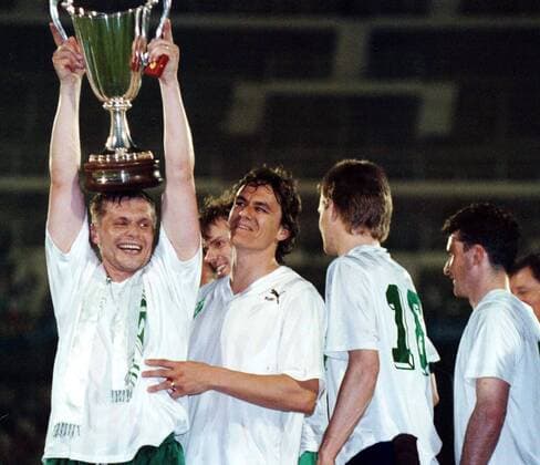 Uli Borowka (li.) hält den Pokal der Pokalsieger in den Händen, daneben drängeln sich (v. li.) Wynton Rufer, Marinus Bester und Stefan Kohn (alle Bremen) Fußball EC 2 Herren Europapokal der Pokalsieger 1991 1992, Europacup, SV Werder Bremen, Finale, Endspiel, Gruppe Lissabon Freude,