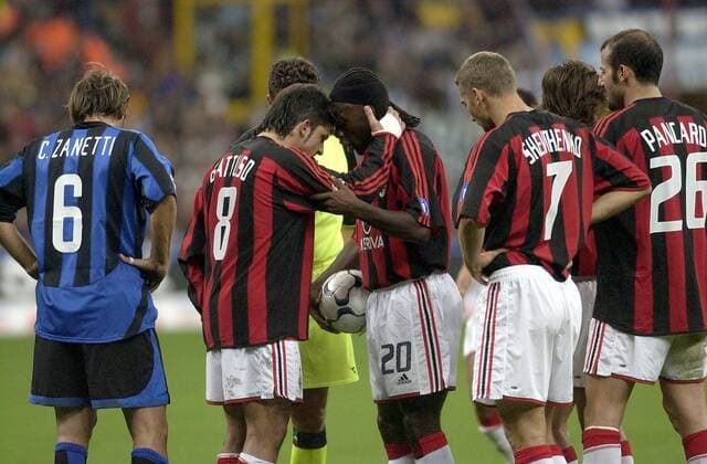 Freud und Leid im Derby - Cristiano Zanetti (li., Inter) enttäuscht, Milan v.li.: Gennaro Gattuso und Clarence Seedorf jubeln innig, Schewtschenko und Pancaro kommen erleichtert hinzu Fußball Herren Serie A 2003 2004, 1. Italienische Liga, Internazionale Mailand - AC Mailand 1:3, Stadtderby, Vdig Gruppe Lokalderby, Ortsderby Mailand Freude, Kameradschaft,