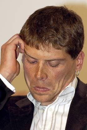 Jan Ullrich (Deutschland T Mobile) mit nachdenklicher Miene während der Pressekonferenz seines neuen Rennstalls Radsport Herren Straßenradsport 2003, Rad, Straße, Pressekonferenz, PK, Pressetermin, Vdig, Porträt Bonn Nachdenklichkeit, Skepsis, Enttäuschung