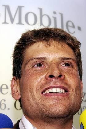 Jan Ullrich (Deutschland T Mobile) strahlt während der Pressekonferenz seines neuen Rennstalls Zuversicht aus Radsport Herren Straßenradsport 2003, Rad, Straße, Pressekonferenz, PK, Pressetermin, Vdig, Porträt Bonn Freude,
