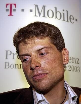 Jan Ullrich (Deutschland T Mobile) nachdenklich Radsport Herren Straßenradsport 2003, Rad, Straße, Pressekonferenz, PK, Pressetermin, Vdig, Porträt Bonn Nachdenklichkeit, Skepsis