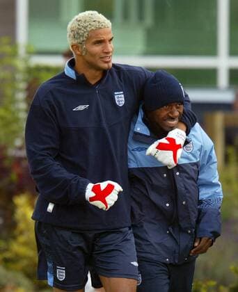 Torwart David James (li.) nutzt seine Größe gegen Darius Vassell (beide England) schamlos aus Fußball Herren Nationalmannschaftstraining 2003, Nationalmannschaft, Nationalteam, Training, Gruppe Harmonie, Überlegenheit