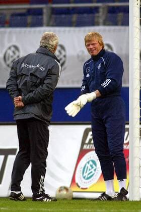 Torwart Oliver Kahn (re.) und Teamchef Rudi Völler (beide Deutschland) im Gespräch Fußball Herren Nationalmannschaftstraining 2003, Nationalmannschaft, Nationalteam, Training Gruppe Hamburg