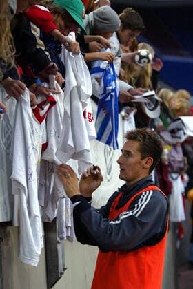 Miroslav Klose (Deutschland) schreibt Autogramme Fußball Herren Nationalmannschaftstraining 2003, Nationalmannschaft, Nationalteam, Training Einzelbild Hamburg