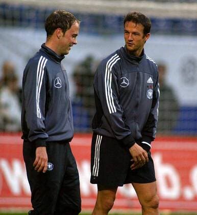Fredi Bobic (re.) und Fabian Ernst (beide Deutschland) im Gespräch Fußball Herren Nationalmannschaftstraining 2003, Nationalmannschaft, Nationalteam, Training Gruppe Hamburg