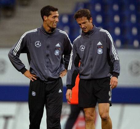 Fredi Bobic (re.) und Kevin Kuranyi (beide Deutschland) im Gespräch Fußball Herren Nationalmannschaftstraining 2003, Nationalmannschaft, Nationalteam, Training Gruppe Hamburg