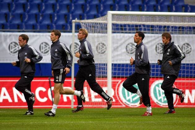 Lauftraining Deutschland mit v. li.: Fabian Ernst, Arne Friedrich, Marko Rehmer, Kevin Kuranyi und Sebastian Kehl Fußball Herren Nationalmannschaftstraining 2003, Nationalmannschaft, Nationalteam, Training Gruppe Hamburg