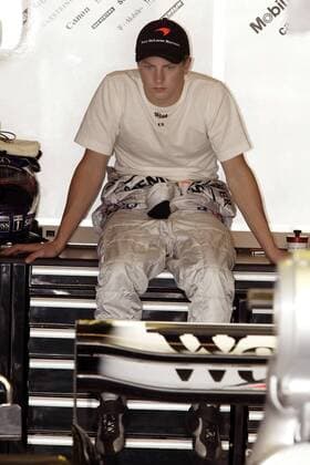 Kimi Räikkönen (Finnland McLaren-Mercedes) nachdenklich Motorsport Grand Prix Herren Großer Preis von Japan 2003, Formel 1 Weltmeisterschaft, F1, F, GP, WM, freies Training Einzelbild International Racing Course Suzuka Nachdenklichkeit,
