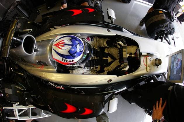 Kimi Räikkönen (Finnland McLaren-Mercedes) schaut sich im Cockpit sitzend die Konkurrenz auf dem Bildschirm an Motorsport Grand Prix Herren Großer Preis von Japan 2003, Formel 1 Weltmeisterschaft, F1, F, GP, WM, freies Training Einzelbild International Racing Course Suzuka
