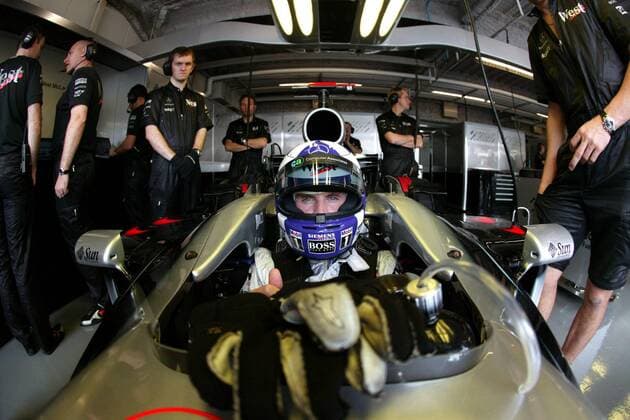 David Coulthard (Schottland McLaren-Mercedes) wartet in seinem Cockpit auf seinen Einsatz Motorsport Grand Prix Herren Großer Preis von Japan 2003, Formel 1 Weltmeisterschaft, F1, F, GP, WM, freies Training Gruppe International Racing Course Suzuka