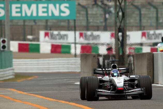 Kimi Räikkönen (Finnland McLaren-Mercedes) in der Boxengasse Motorsport Grand Prix Herren Großer Preis von Japan 2003, Formel 1 Weltmeisterschaft, F1, F, GP, WM, freies Training Einzelbild International Racing Course Suzuka