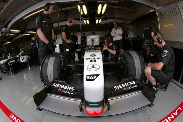 Ein Mechaniker unterhält sich mit dem im Cockpit sitzenden Kimi Räikkönen (Finnland McLaren-Mercedes) Motorsport Grand Prix Herren Großer Preis von Japan 2003, Formel 1 Weltmeisterschaft, F1, F, GP, WM, freies Training Gruppe International Racing Course Suzuka