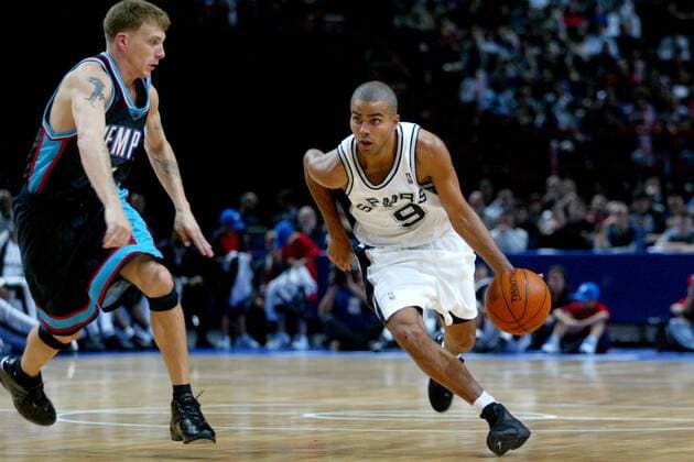 Tony Parker (San Antonio, re.) gegen Jason Williams (Memphis) Basketball Herren NBA Europe Game 2003, San Antonio Spurs - Memphis Grizzlies 105-93, Saisonvorbereitung Gruppe Paris Dynamik,  