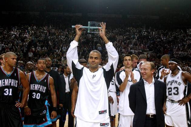 Tony Parker (, Mitte) wird als wertvollster Spieler der Begegnung geehrt, daneben schauen Devin Brown (re.), Emanuel Ginobili (3.v.re., alle San Antonio), Shane Battier (li.) und Dahntay Jones (2.v.li., beide Memphis) zu Basketball Herren NBA Europe Game 2003, San Antonio Spurs - Memphis Grizzlies 105-93, Saisonvorbereitung Totale Paris  