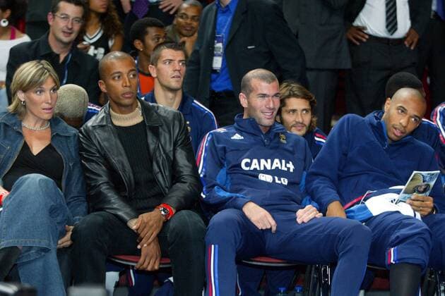 v. li.: Die Leichtathleten Odile Lesage und Stephane Diagana sowie Torwart Gregory Coupet, Zinedine Zidane, Bixente Lizarazu und Thierry Henry (alle Frankreich) zu Gast beim NBA Europe Game 2003 Fußball Herren Nationalmannschaft 2003, Nationalteam Gruppe Paris  