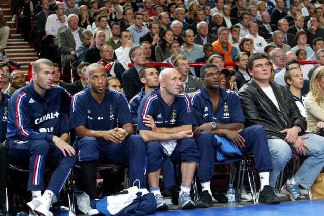 v. li.: Zinedine Zidane, Thierry Henry, Torwart Fabien Barthez, Marcel Desailly und Judo-Nationaltrainer David Douillet (alle Frankreich) zu Gast beim NBA Europe Game 2003 Fußball Herren Nationalmannschaft 2003, Nationalteam Gruppe Paris  