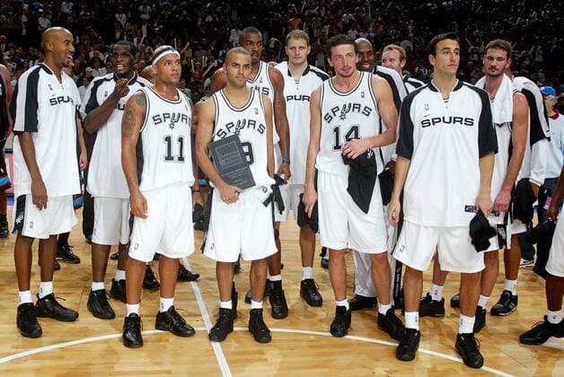 Die Mannschaft der San Antonio Spurs v. li.: Bruce Bowen, Malik Rose, Elias Ayuso, Tony Parker, Ernest Brown, Radoslav Nesterovic, Hidayet Turkoglu, Willis, Emanuel Ginobili und Langhi Basketball Herren NBA Europe Game 2003, San Antonio Spurs Totale Paris  
