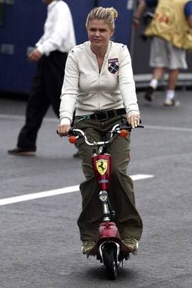 Corinna Schumacher (beide Deutschland) auf ihrem Elektroscooter Motorsport Grand Prix Herren Großer Preis von Japan 2003, Formel 1 Weltmeisterschaft, F1, F, GP, WM, Einzelbild International Racing Course Suzuka