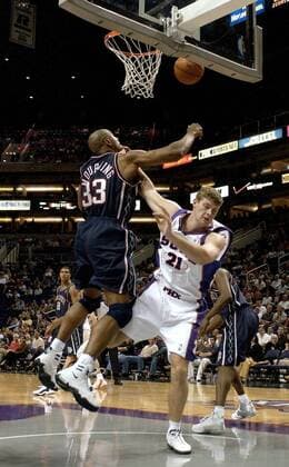 Robert Archibald (re., Phoenix Suns) gegen Alonzo Mourning (New Jersey Nets) Basketball Herren NBA Pre-Season 2003 2004, Preseason, Saisonvorbereitung, Test, Testspiel, Vdig Gruppe Phoenix Dynamik,