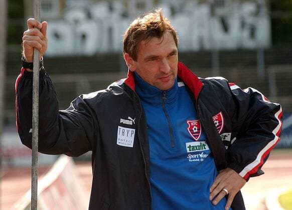 Trainer Claus-Dieter Wollitz (Uerdingen) nachdenklich Fußball Herren Regionalliga Nord 2003 2004, 3. Liga, Köln - KFC Uerdingen 5:3 Einzelbild Köln Nachdenklichkeit,