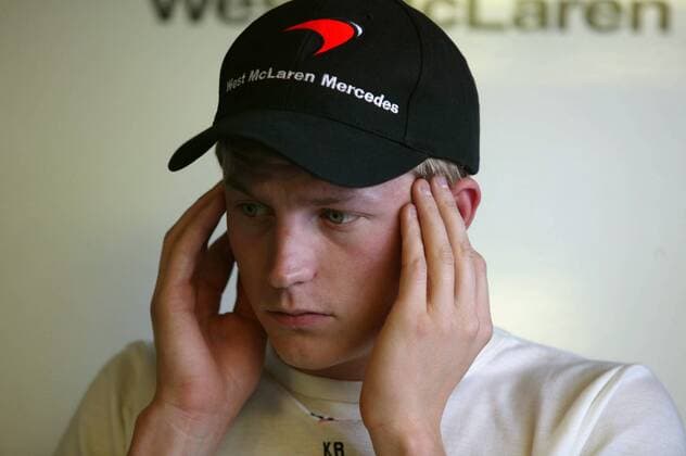 Kimi Räikkönen (Finnland McLaren-Mercedes) hält sich die Ohren zu - am Ende doch viel Lärm um nichts? Motorsport Grand Prix Herren Großer Preis von Japan 2003, Formel 1 Weltmeisterschaft, F1, F, GP, WM, Qualifying Porträt International Racing Course Suzuka