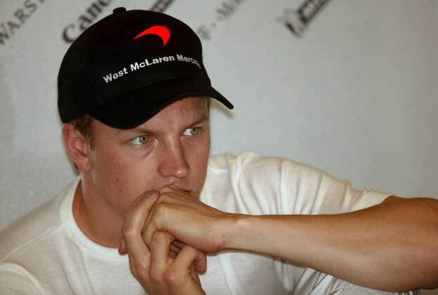 Kimi Räikkönen (Finnland McLaren-Mercedes) nachdenklich Motorsport Grand Prix Herren Großer Preis von Japan 2003, Formel 1 Weltmeisterschaft, F1, F, GP, WM, Qualifying Porträt International Racing Course Suzuka Nachdenklichkeit,