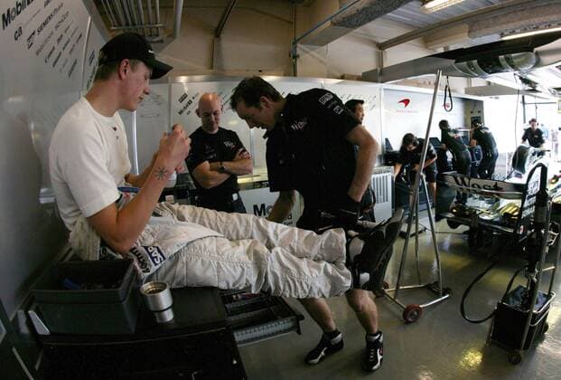 Kimi Räikkönen (Finnland) - gelöste Atmosphäre in der McLaren-Box Motorsport Grand Prix Herren Großer Preis von Japan 2003, Formel 1 Weltmeisterschaft, F1, F, GP, WM, Qualifying Gruppe International Racing Course Suzuka