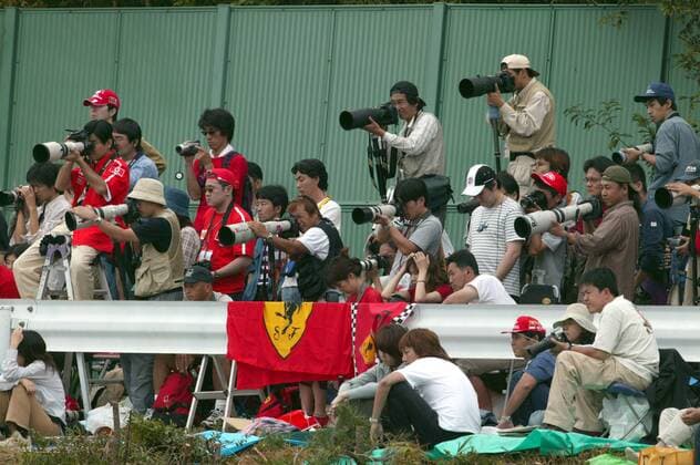 Geballtes Medieninteresse am Rande der Strecke Motorsport Grand Prix Herren Großer Preis von Japan 2003, Formel 1 Weltmeisterschaft, F1, F, GP, WM, Qualifying Totale International Racing Course Suzuka Masse
