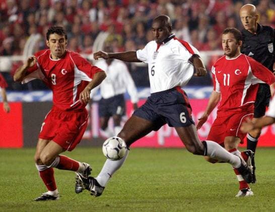 Sol Campbell (England, Mitte) gegen Hakan Sükür (li.) und Sergen Yalcin (beide Türkei) Fußball Länderspiel Herren Europameisterschaftsqualifikation 2003, Länderspiel, Nationalmannschaft, Nationalteam Gruppe Istanbul Dynamik,