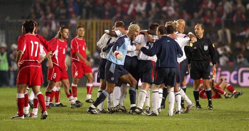 Torwart David James (Mitte, England) und seine Kollegen feiern nach Spielende die direkte Qualifikation zur Europameisterschaft Fußball Länderspiel Herren Europameisterschaftsqualifikation 2003, Länderspiel, Nationalmannschaft, Nationalteam Totale Istanbul Freude, Begeisterung,