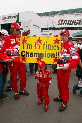 Champion in Miniaturformat: Michael Schumacher Fans in voller Ferrari-Montur feiern den sechsten Weltmeistertitel ihres Idols Motorsport Grand Prix Herren Großer Preis von Japan 2003, Formel 1 Weltmeisterschaft, F1, F, GP, WM Gruppe Suzuka