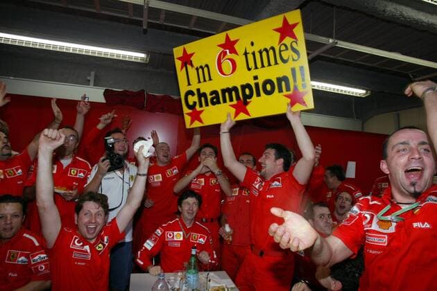 Das Ferrari-Team jubelt über den sechsten Weltmeistertitel von Michael Schumacher (Deutschland Ferrari) Motorsport Grand Prix Herren Großer Preis von Japan 2003, Formel 1 Weltmeisterschaft, F1, F, GP, WM Totale Suzuka Freude, Begeisterung,