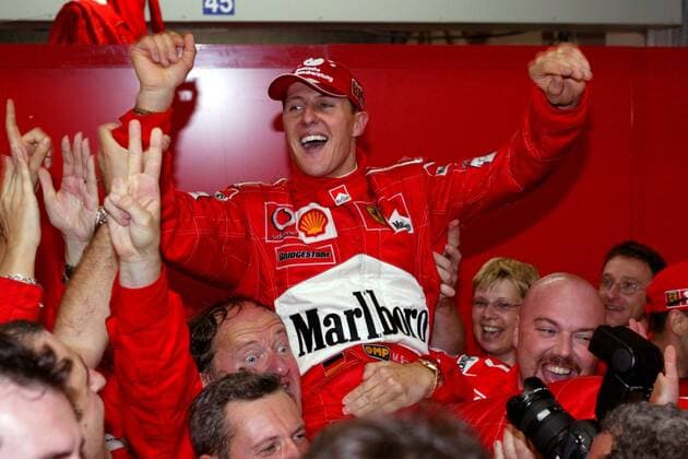Weltmeister Michael Schumacher (Mitte, Deutschland, Ferrari) wird von seinem Team, das gleichzeitig den Konstrukteurstitel feiert, auf Händen getragen Motorsport Grand Prix Herren Großer Preis von Japan 2003, Formel 1 Weltmeisterschaft, F1, F, GP, WM Gruppe Suzuka Freude, Begeisterung,