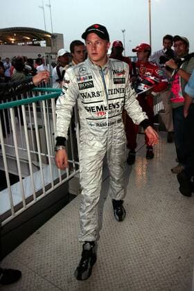 Kimi Räikkönen (Finnland McLaren-Mercedes) enttäuscht nachdem er im Rennen nur Zweiter wurde und damit auch nur Zweiter der Gesamtwertung Motorsport Grand Prix Herren Großer Preis von Japan 2003, Formel 1 Weltmeisterschaft, F1, F, GP, WM Einzelbild Suzuka Enttäuschung,