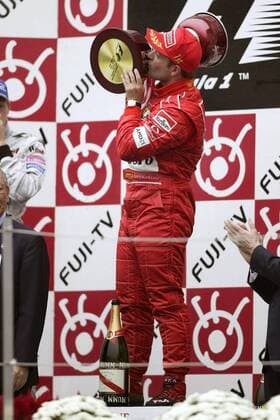 Sieger Rubens Barrichello (Brasilien, Ferrari) küsst den Pokal Motorsport Grand Prix Herren Großer Preis von Japan 2003, Formel 1 Weltmeisterschaft, F1, F, GP, WM Einzelbild Suzuka Freude,
