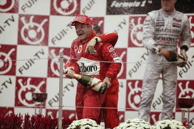 Sieger Rubens Barrichello (li., Brasilien, Ferrari) genießt die Champagnerdusche Motorsport Grand Prix Herren Großer Preis von Japan 2003, Formel 1 Weltmeisterschaft, F1, F, GP, WM Einzelbild Suzuka Freude, Begeisterung,
