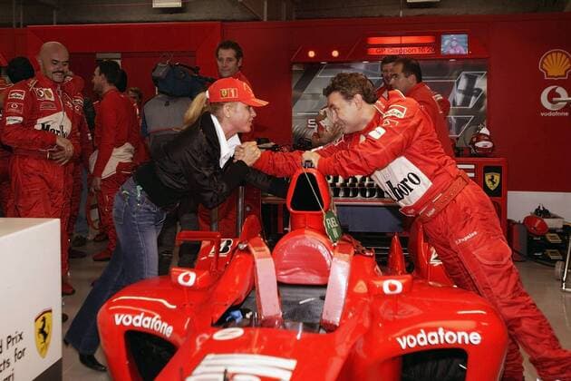 Corinna Schumacher (li.), Ehefrau von Weltmeister Michael Schumacher (beide Deutschland Ferrari) gratuliert Claudio Papaleo (Italien Ferrari), Chefmechaniker des zweiten Rennwagens, zur Konstrukteursweltmeisterschaft Motorsport Grand Prix Herren Großer Preis von Japan 2003, Formel 1 Weltmeisterschaft, F1, F, GP, WM Gruppe Suzuka Freude,