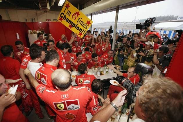 Das Ferrari-Team im Blickpunkt der Fotografen: Neben dem Konstrukteurstitel feiert man noch den Weltmeistertitel von Michael Schumacher (Deutschland) und den Sieg durch Barrichello (Brasilien beide Ferrari) Motorsport Grand Prix Herren Großer Preis von Japan 2003, Formel 1 Weltmeisterschaft, F1, F, GP, WM, Aufmacher Totale Medieninteresse, Medien, Presse, TV, Fernsehen Suzuka Freude,