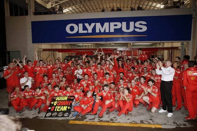 Das Ferrari-Team hat gleich drei Gründe zum Feiern, den Weltmeistertitel von Michael Schumacher (Deutschland), den Sieg von Rubens Barrichello (Brasilien) und den Titel in der Konstrukteurswertung Motorsport Grand Prix Herren Großer Preis von Japan 2003, Formel 1 Weltmeisterschaft, F1, F, GP, WM Totale Suzuka Freude,