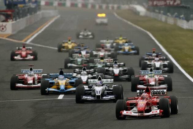Start GP Japan 2003, Rubens Barrichello (Brasilien Ferrari, re.) führt das Fahrerfeld vor Juan Pablo Montoya (Mitte, Kolumbien BMW-Williams) Motorsport Grand Prix Herren Großer Preis von Japan 2003, Formel 1 Weltmeisterschaft, F1, F, GP, WM Totale Suzuka Dynamik,