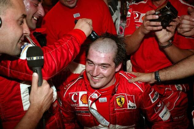 Ferrari-Mechaniker erhält nach dem Saisonfinale in Suzuka von seinen Kollegen eine Gratis-Frisur Motorsport Grand Prix Herren Großer Preis von Japan 2003, Formel 1 Weltmeisterschaft, F1, F, GP, WM Gruppe Suzuka Freude