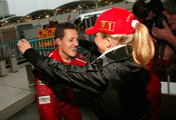 Weltmeister Michael Schumacher (Ferrari) und Ehefrau Corinna (beide Deutschland) nach seinem 6. Weltmeistertitel Motorsport Grand Prix Herren Großer Preis von Japan 2003, Formel 1 Weltmeisterschaft, F1, F, GP, WM Gruppe Suzuka Freude, Begeisterung,