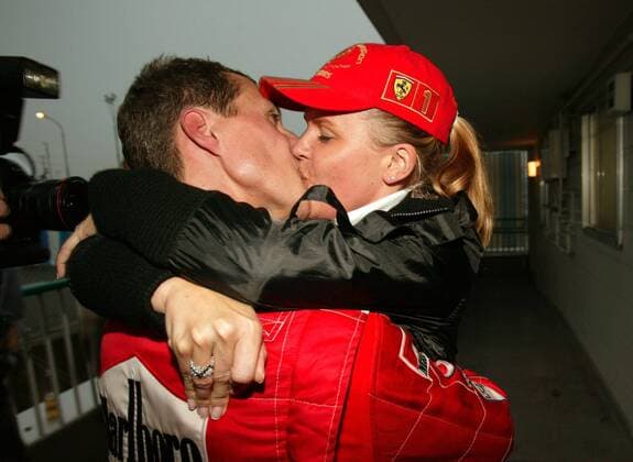 Weltmeister Michael Schumacher (Ferrari) und Ehefrau Corinna (beide Deutschland) küssen sich nach seinem 6. Weltmeistertitel Motorsport Grand Prix Herren Großer Preis von Japan 2003, Formel 1 Weltmeisterschaft, F1, F, GP, WM Gruppe Suzuka Glück, Freude, Begeisterung,