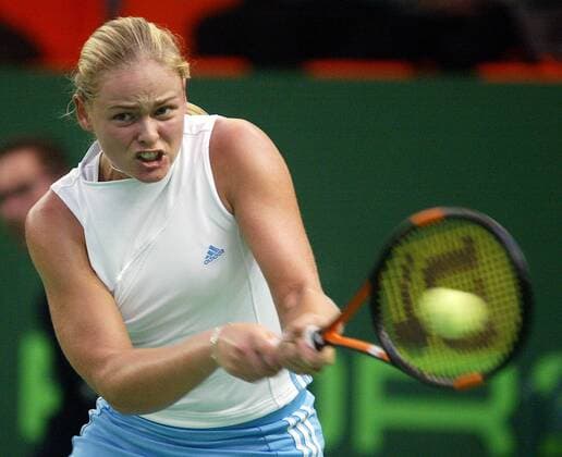 Anna-Lena Groenefeld (Deutschland) - beidhändige Rückhand Tennis Damen Porsche Cup 2003, WTA-Tour, Halle, Indoor, Hallentennis, Hallenturnier, Einzelbild Filderstadt Dynamik,