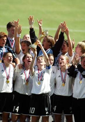 Weltmeister Deutschland - Bettina Wiegmann präsentiert den WM-Pokal, daneben vorn v. li.: Pia Wunderlich, Maren Meinert, Renate Lingor und Nia Künzer Fußball WM Damen Weltmeisterschaft 2003, Länderspiel, Nationalmannschaft, Nationalteam, Nationaltrikot, Frauen, Gruppe Carson Glück Freude, Begeisterung,