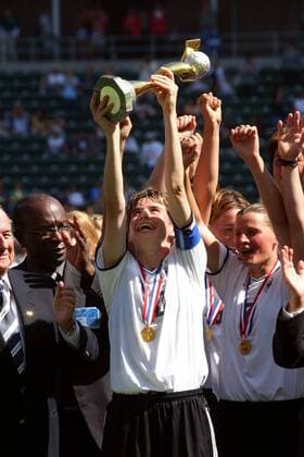 Weltmeister Deutschland - Bettina Wiegmann stemmt den WM-Pokal, daneben Pia Wunderlich (re.) und die FIFA-Funktionäre Jack Warner (Trinidad und Tobago. 2. v. li.) und Blatter (Schweiz) Fußball WM Damen Weltmeisterschaft 2003, Länderspiel, Nationalmannschaft, Nationalteam, Nationaltrikot, Frauen, Gruppe Vize-Präsident, Vizepräsident Carson Freude, Begeisterung,