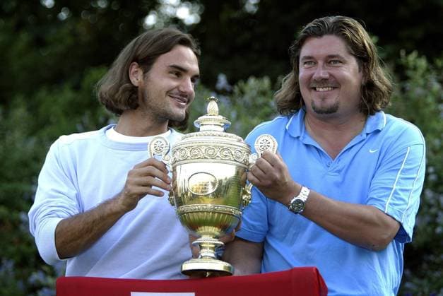 Roger Federer (Schweiz, li.) und sein Trainer Peter Lundgren (Schweden) präsentieren stolz den Siegerpokal Wimbledon 2003 Tennis Herren All England Championships 2003, ATP-Tour, Grand Slam, Shooting, Fotoshooting, Fototermin, Gruppe Wimbledon London Freude,