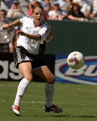 Nia Künzer (Deutschland) schlägt eine Flanke Fußball WM Damen Weltmeisterschaft 2003, Länderspiel, Frauen, Frauenfußball, Nationalmannschaft, Nationalteam Einzelbild Carson Dynamik,
